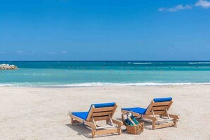 Sulla spiaggia, lettini da mare, teli da spiaggia