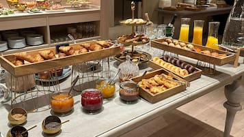 Un bufé con diversas opciones de comida y bebidas.