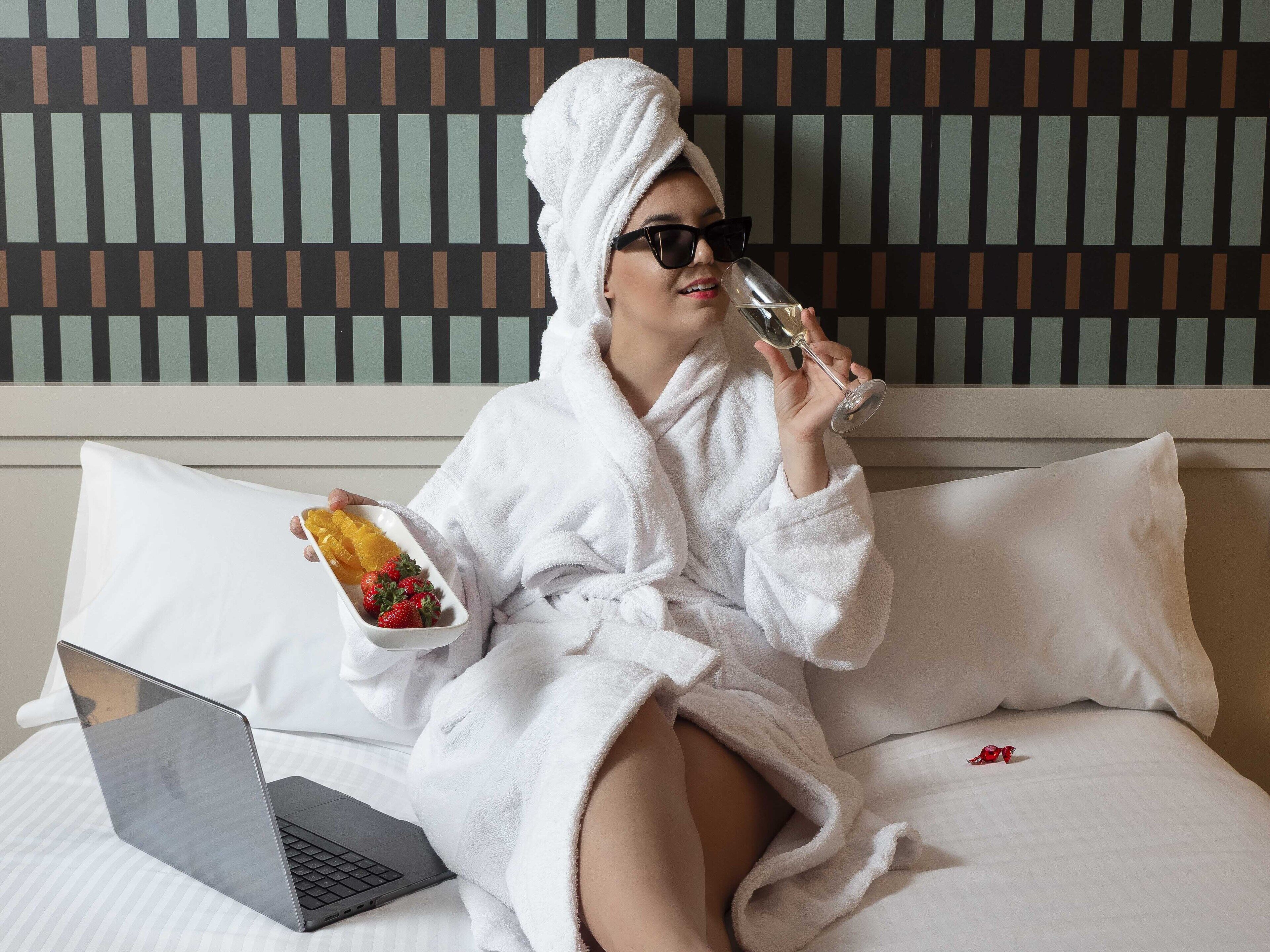 Couette en duvet d'oie, matelas mémoire de forme, minibar