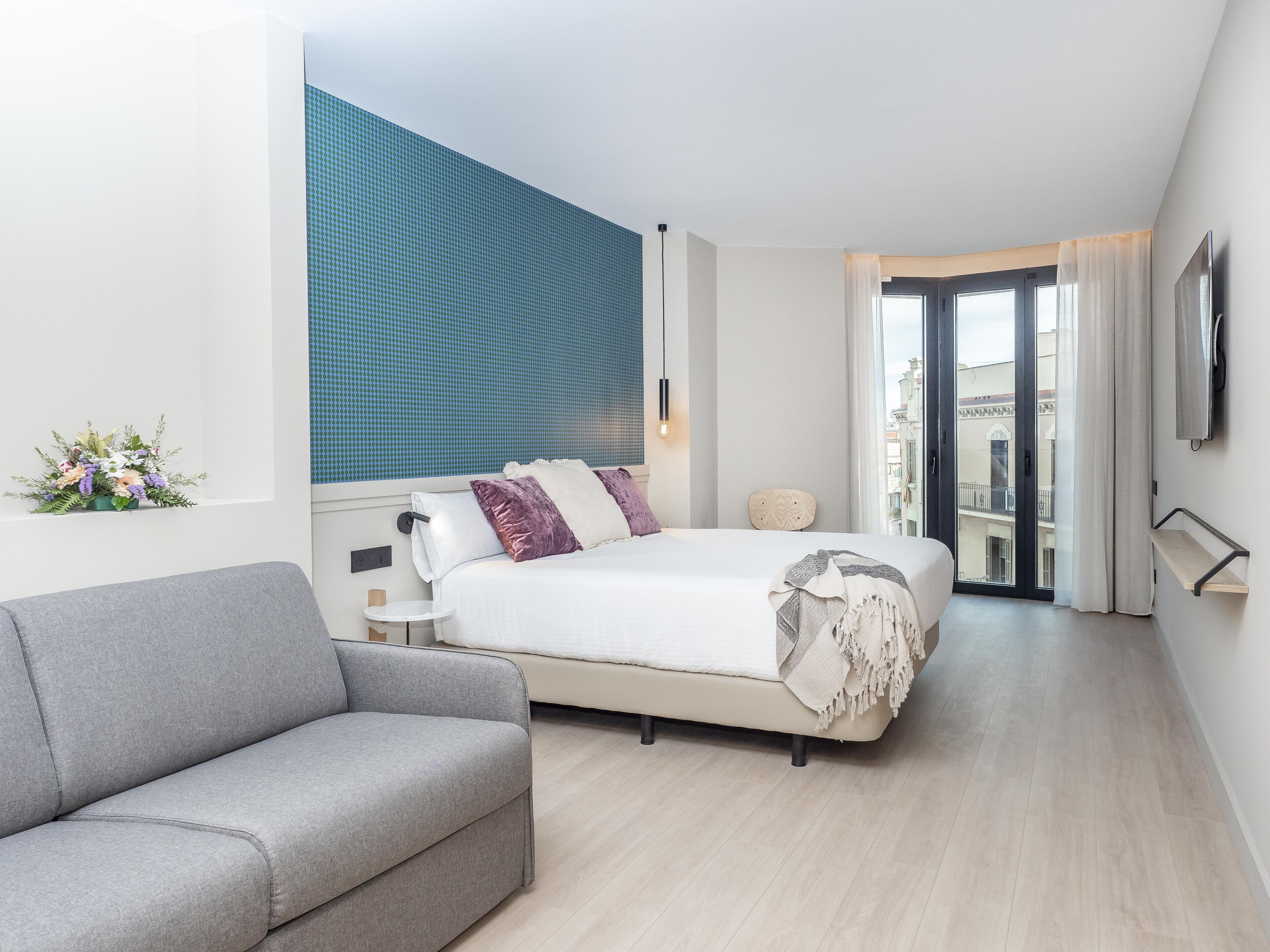 Couette en duvet d'oie, matelas mémoire de forme, minibar