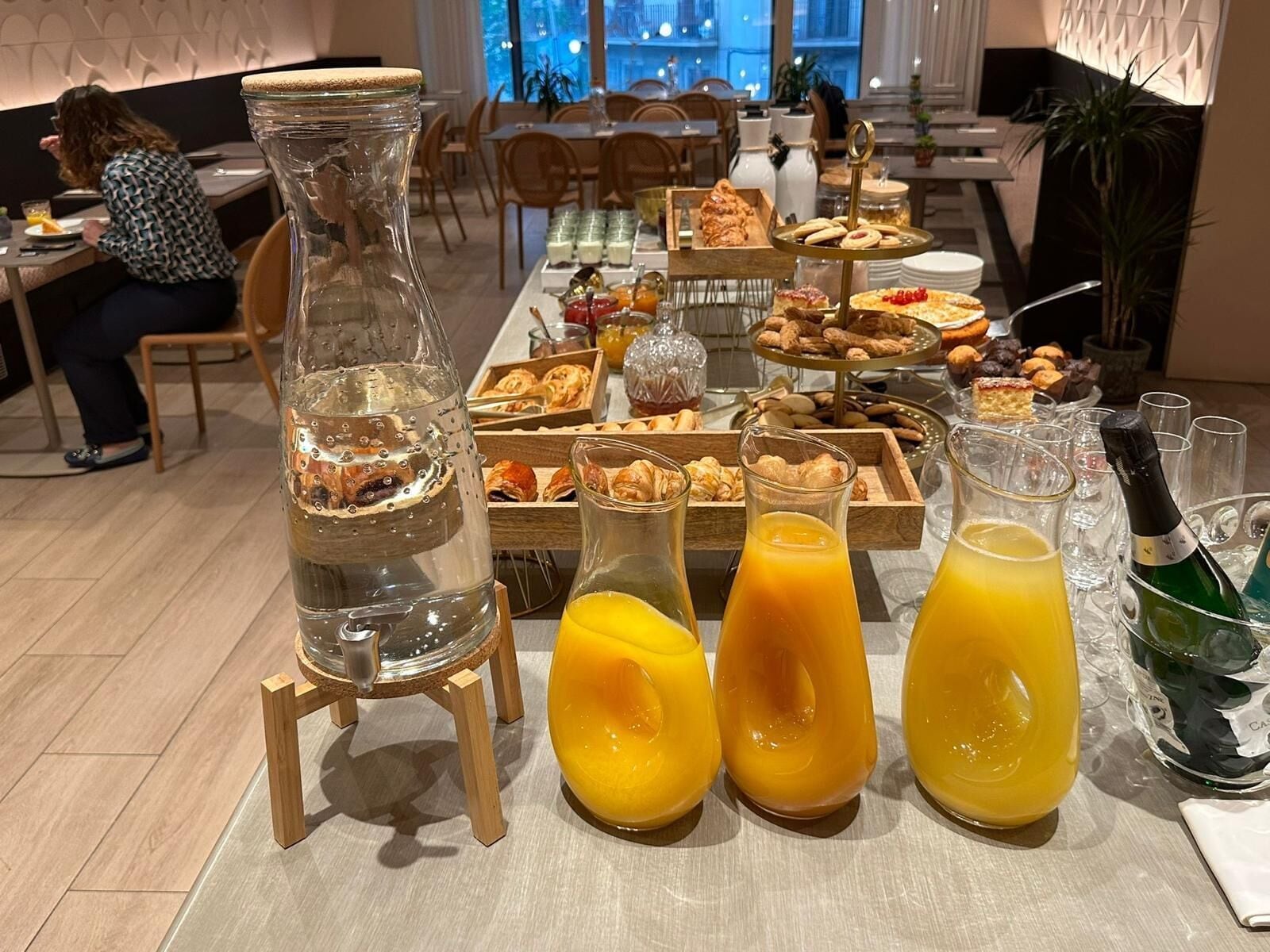 Petit déjeuner buffet (15 EUR par personne)