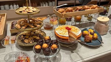 Desayuno buffet diario (EUR 17 por persona)