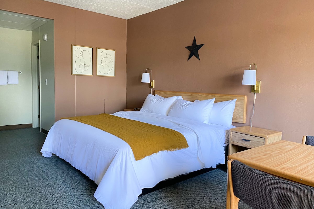 Standard Room, 1 Katil Raja (King), Non Smoking | Peralatan tempat tidur premium, busa memori, seterika/papan seterika