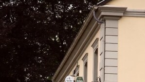 Ein Gebäude mit einem Schild für das Restaurant Cedric's.