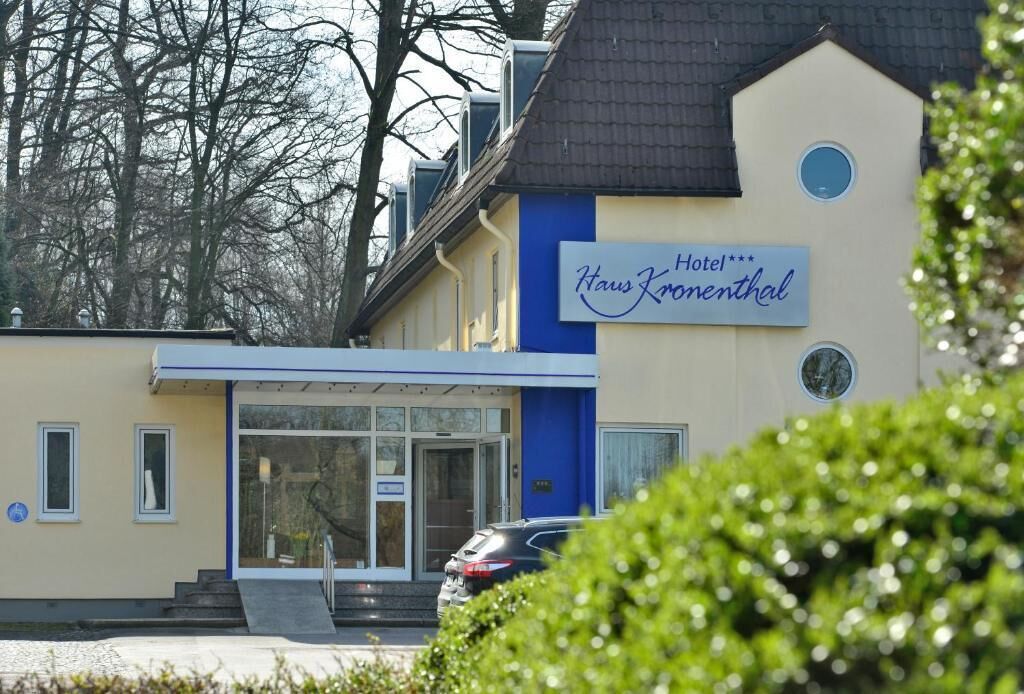 A hotel entrance with a sign reading "Hotel Haus Kronenthal."