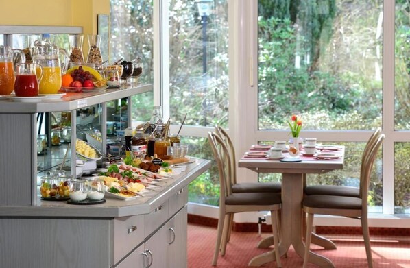 Petit déjeuner buffet (13 EUR par personne)