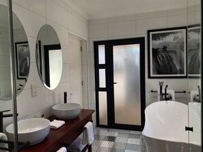 Honeymoon Double Room | Bilik Mandi | Kelengkapan dandanan diri percuma, pengering rambut, tuala disediakan 
