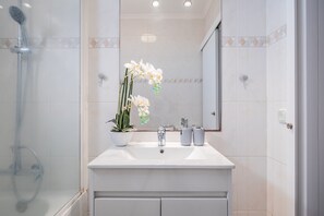 Bañera, secador de pelo, toallas y champú