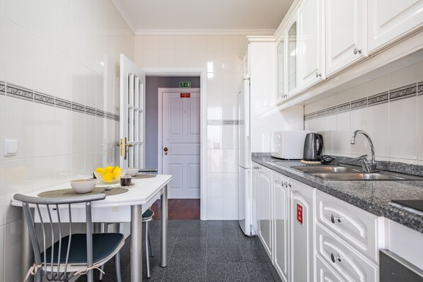 Geladeira, micro-ondas, fogão, cafeteira/chaleira