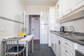 Frigorífico, microondas, horno y cafetera o tetera