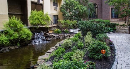 Cozy Loft Free w Gym, Garden, Wifi, Target Next Door, Central location