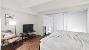 2 bedrooms, desk, iron/ironing board, WiFi