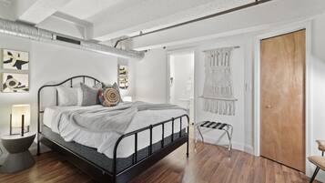 2 bedrooms, desk, iron/ironing board, WiFi