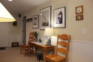 3 habitaciones, tabla de planchar con plancha y cuna de viaje 