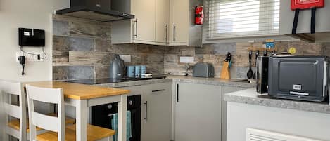 Cottage | Private kitchen | Fridge, electric kettle, toaster, cookware/dishes/utensils
