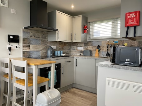 Cottage | Private kitchen | Fridge, electric kettle, toaster, cookware/dishes/utensils