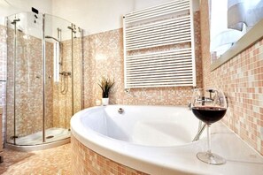 Badewanne, Haartrockner, Bidet, Handtücher