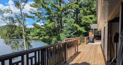 Bancroft Lakefront Cottage with Breathtaking Sunsets!