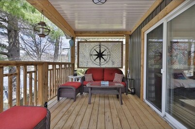 Bancroft Lakefront Cottage with Breathtaking Sunsets!