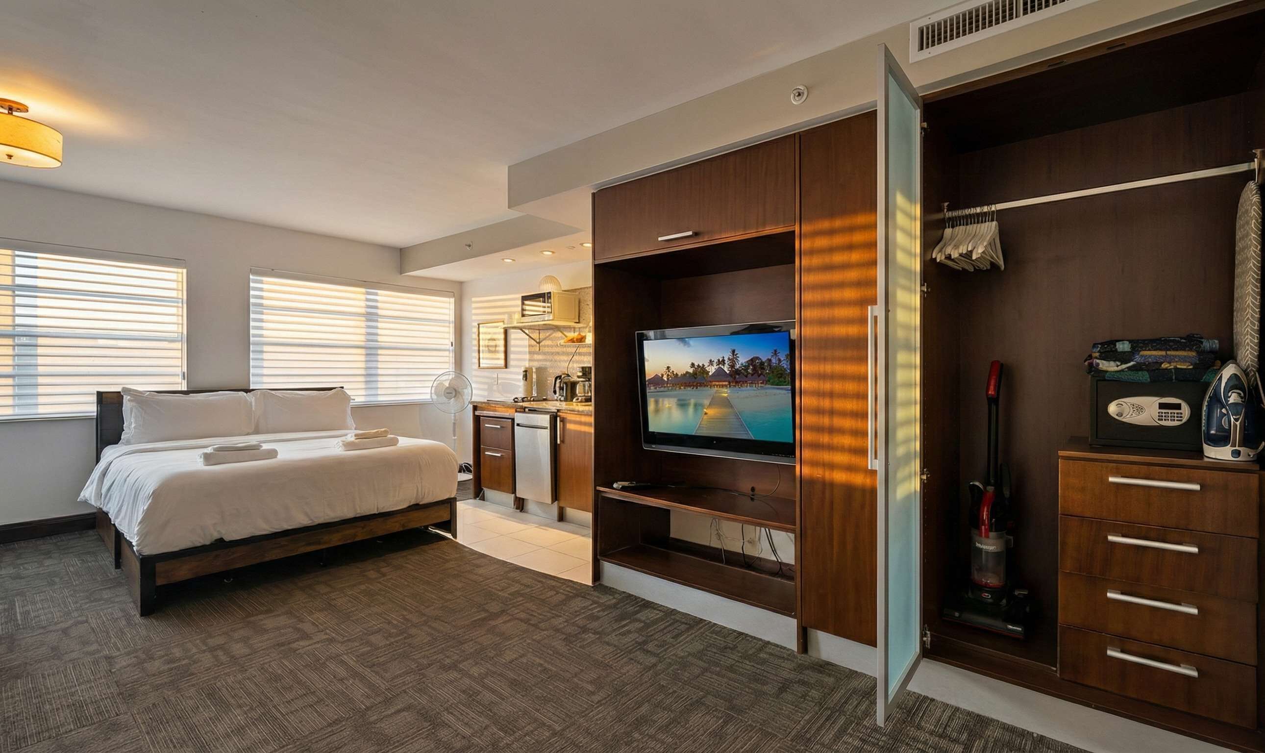 Tabla de planchar con plancha, wifi gratis y ropa de cama 