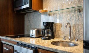 Kjøleskap, mikrobølgeovn, kokeplater og oppvaskmaskin