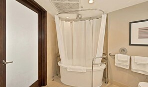 Badekar, hårføner, håndklær og såpe