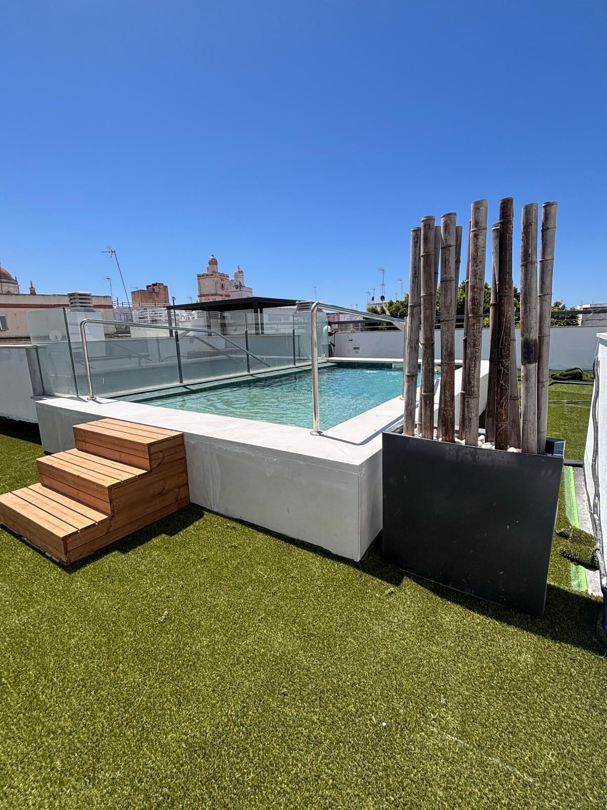 Una piscina al aire libre de temporada