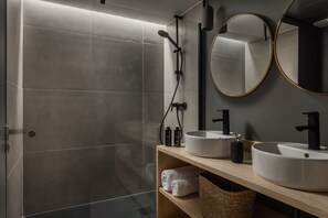 Dusche, kostenlose Toilettenartikel, Haartrockner, Handtücher