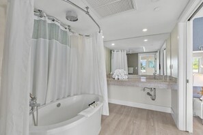 Bathtub, hair dryer, towels, soap - Spacious Studio with Roof Top Pool & Bar (Miami Beach)