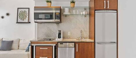 Fridge, microwave, stovetop, dishwasher