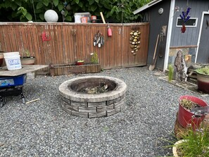 Property grounds - Mckees Beach Cabin Steps From The Beach (Stanwood)