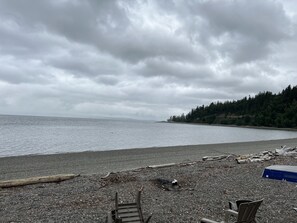 På stranden, solsenger og strandhåndklær