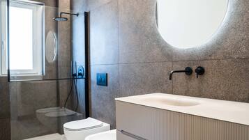 Dusche, Haartrockner, Bidet, HandtĂŒcher