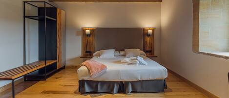 Double Room | In-room safe, desk, free WiFi, bed sheets