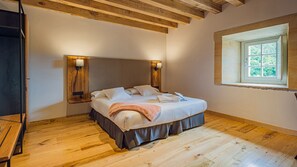 Chambre Double | Coffres-forts dans les chambres, bureau, Wi-Fi gratuit, draps fournis