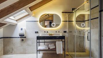 Superior tweepersoonskamer | Badkamer | Een douche, een haardroger, pantoffels, handdoeken