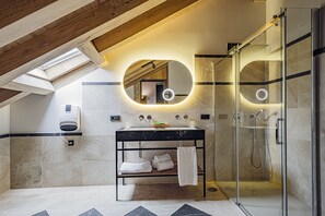 Superior Double Room | Bathroom | Shower, hair dryer, slippers, towels