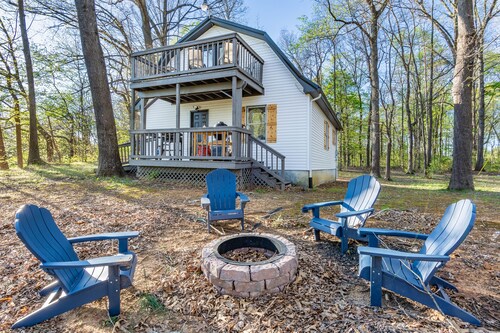 Cozy cottage nestled in the woods bordering beautiful Lake Cumberland