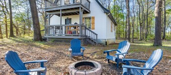 Cozy cottage nestled in the woods bordering beautiful Lake Cumberland