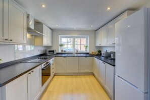 雪櫃、微波爐、焗爐、爐具