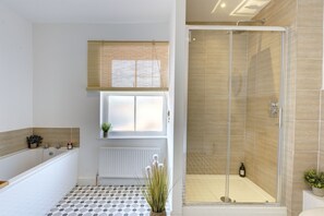 Badewanne, Haartrockner, Handtücher, Toilettenpapier