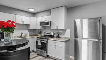 冰箱、微波炉、烤箱、炉灶