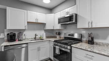 冰箱、微波炉、烤箱、炉灶