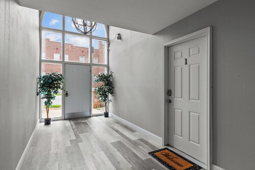 2 Bdr Upstairs Apt Walking Distance to Main St