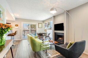 スマートテレビ、暖炉、書庫