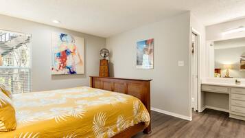 2 habitaciones, escritorio y tabla de planchar con plancha