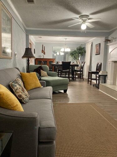 SPACIOUS COZY HOME 5BD/2BTH SLEEPS 11 CLOSE TO THE BEACHES