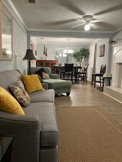SPACIOUS COZY HOME 5BD/2BTH SLEEPS 11 CLOSE TO THE BEACHES