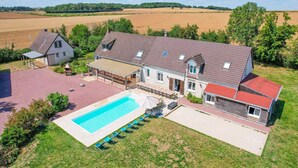 A large house with a swimming pool, outdoor seating, and a view of the surrounding fields. - So Villa Le Tertre (41) - Heated pool - Nordic bath - 1h35 Paris - 44 p. (Le Poislay)