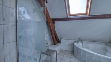 Baignoire, sĂšche-cheveux, shampoing, papier toilette